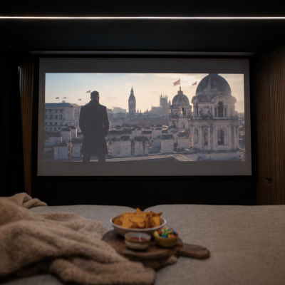 Gezellige thuisbioscoop met Bond-achtige skyline (1)