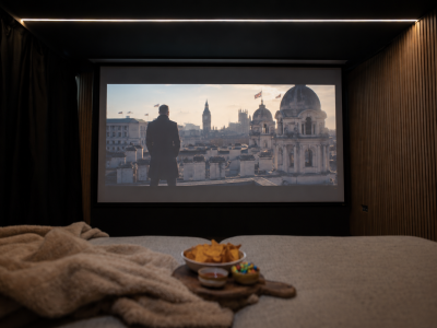 Gezellige thuisbioscoop met Bond-achtige skyline